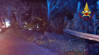 Loro Piceno - Auto fuoristrada in curva, donna soccorsa dai vigili del fuoco